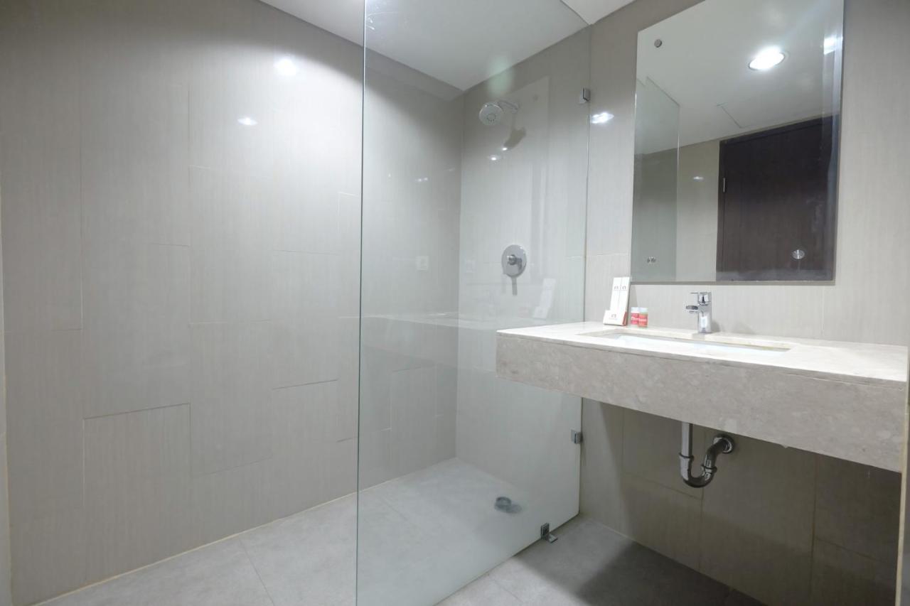 Price Minimalist At The H By Travelio * Jakarta